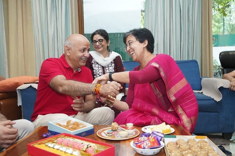 अतिशी की साड़ियों को हर महिला, हर मौके के लिए चुन सकती है। चाहे ऑफिस जाना हो या फिर घर पर। कुछ नहीं तो आप त्योहारों पर भी ऐसी साड़ियों को पहन सकती हैं। (P.C. Insta/ atishi.aap)