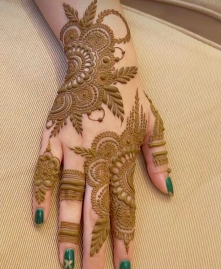Elegant mehndi patterns for women