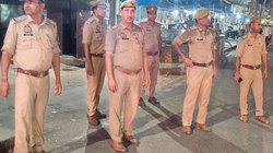 बेटी की शादी की बात करता था परिवार तो आपत्तिजनक फोटो वायरल कर देता था गांव का युवक, पंचायत ने जूते मरवाकर दी माफी