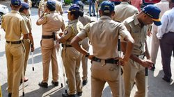 मंदिर के दानपात्र को लेकर दो पक्षों में बवाल, गोलीबारी में शख्स की मौत, 9 पुलिसकर्मी सस्पेंड