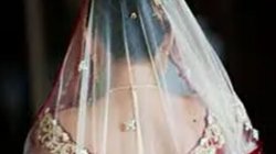 अपनी ही शादी में दुल्हन ने पहनीं इतनी अजीब ड्रेस, पूरे समय संभालती रही कपड़े, फोटो खींचवाते रहे लोग, Viral हो गया वीडियो