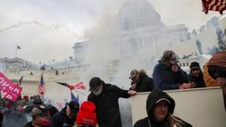 US कैपिटल दंगों के दौरान अधिकारियों को घायल करने वाले ट्रंप समर्थक को सजा, बाइडेन के एड में भी आया था नजर