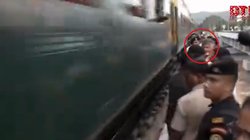 रेलवे पुल पर खड़े होकर बाढ़ का मुआयना कर रहे थे मुख्यमंत्री, अचानक आ गई ट्रेन, VIDEO में देखिए आगे क्या हुआ