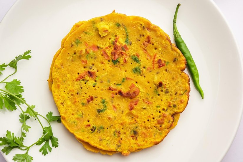 चीला: चीला खाला शरीर को प्रोटीन प्रदान करने के साथ वेट ल़ॉस में भी तेजी से मदद कर सकता है। इसके लिए आप मूंग दाल को पीसकर चीला बनाएं और फिर इसमें पनीर या टमाटर प्याज की स्टफिंग करें। इतना ही नहीं आप इसे चटनी के साथ भी खा सकते हैं। (P.C. Freepik)