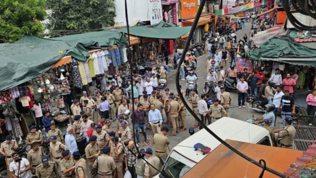 dehradun, dehradun paltan bazar, police, vendors,