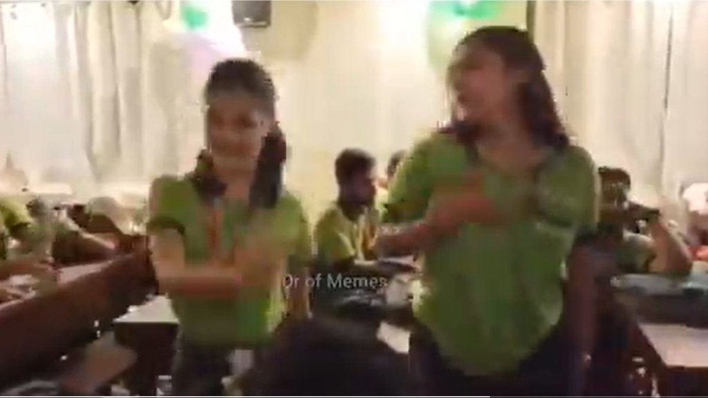 Aaj Ki Raat Par Ladkiyon Ka Dance, Girls dance in Coaching Centre