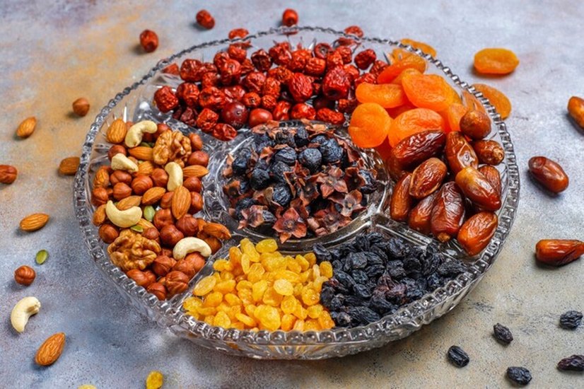Dry fruits for glowing skin: अगर आप चाहते हैं कि आपकी स्किन अच्छी हो और इसमें चमक बनी रहे तो आपको अपनी शरीर में खून की मात्रा और आयरन का लेवल सही रखना होगा। इसके अलावा आपके शरीर में हाइड्रेशन के साथ विटामिन सी भी अच्छी मात्रा होनी चाहिए ताकि आपकी त्वचा साफ रहे। ऐसे में इन तमाम बातों का ख्याल रखते हुए आप ये ड्राई फ्रूट्स खा सकते हैं। (P.C. Freepik)