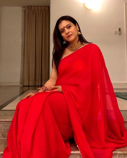 काजोल की ये लाल साड़ी पहले करवा चौथ के लिए परफेक्ट है। आप इसे पहनकर बेहद खूबसूरत नजर आएंगी। तो इन टिप्स को से आइडिया लें और इस करवाचौथ पर सुंदर और ग्सैमर्स दिखें। (P.C. Kajol Devgan (@kajol) 