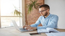 जीवन शैली: भाग दौड़ की जिंदगी में अपने लिए नहीं मिलता वक्त, मोबाइल में पूरी तरह कैद हो चुकी है दुनिया