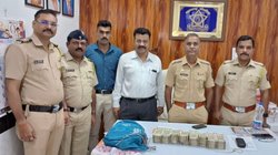 मुंबई लोकल ट्रेन में महिला को मिला 20 लाख नोटों से भरा बैग, ईमानदारी देख कहेंगे वाह