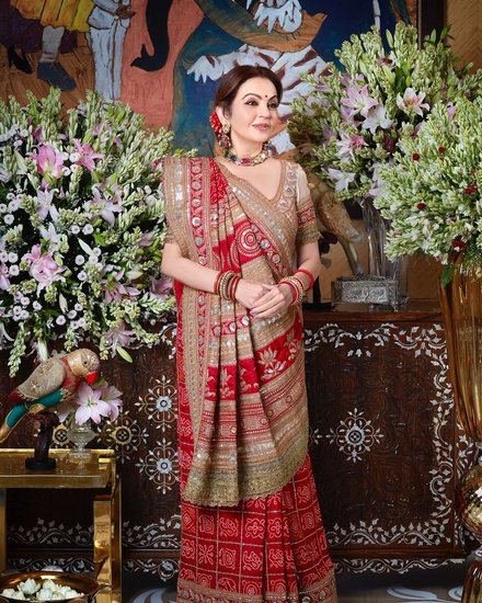 नीता अंबानी की ये घारचोला जैसी गुजराती साड़ी करवाचौथ के लिए परफेक्ट हैं। आप इसे खूबसूरत ज्वैलरी के साथ कैरी कर सकती हैं। (P.C. Nita Ambani (@officenitaambani))