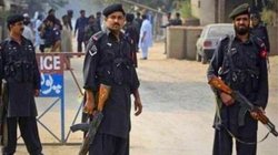 पाकिस्तान पुलिस ने जिस शख्स को उग्र भीड़ से बचाया, अधिकारी ने थाने ले जाकर उसे मार दी गोली, क्या है वजह?