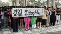 बिना बताए गर्ल्स हॉस्टल पहुंचे VC, छात्राओं से कपड़ों को लेकर पूछे सवाल, मचा बवाल