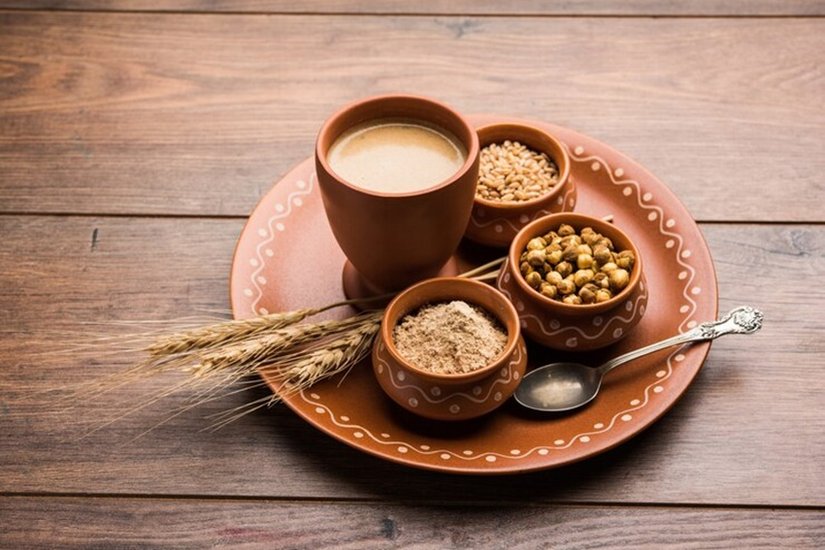 सत्तू: नाश्ते में सत्तू पीना बेहद फायदेमंद हो सकता है। सत्तू बनाना बहुत मुश्किल नहीं है। आपको बस 1 गिलास पानी में दो से तीन चम्मच सत्तू डालना है और इसमें काला नमक, नींबू का रस और जीरा पाउडर मिलाकर आप पी सकते हैं। आप ऐसे में जौ या चना किसी भी चीज का सत्तू बनाकर पी सकते हैं। (P.C. Freepik)