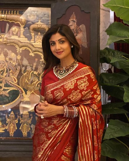 करवाचौथ पर आप शिल्पा शेट्टी की एक साड़ी आप ट्राई कर सकती हैं। ये आपके लुक को खूबसूरत बनाने में मदद कर सकती है। (P.C.@ shilpa shetty)