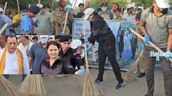सड़क पर झाड़ू लगाती दिखीं IAS टीना डाबी, PM मोदी के जन्मदिन पर स्वच्छता अभियान का Video Viral