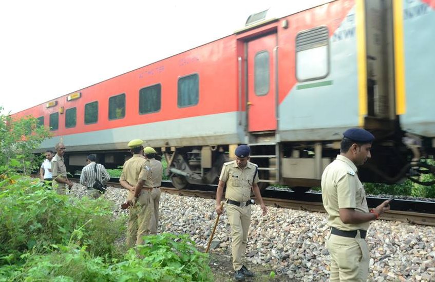 बर्जारपुर और बिल्लौर के बीच 100 किमी की रफ्तार से दौड़ रही ट्रेन जब सिलेंडर से टकराई तो तेज आवाज हुई इसके बाद लोको पायलट ने इमरजेंसी ब्रेक लगाकर ट्रेन को रोक दी। रेलवे और आरपीएफ अधिकारियों को घटनास्थल से सिलेंडर के अलावा कांच की बत्ती लगी बोतल, माचिस और एक संदिग्ध झोला मिला है जिसमें बताया जा रहा है कि बारूद जैसी कोई सामग्री थी। ऐसे में आइए जानते हैं इस साल 2024 में अब तक कितने रेल हादसे हुए हैं। (Photo: PTI