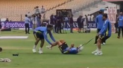 IND vs BAN: मैच से पहले विराट कोहली ने कुलदीप यादव को जमीन पर घसीटा, ऋषभ पंत ने भी दिया पूरा साथ; देखें वॉर्म अप का मजेदार VIDEO
