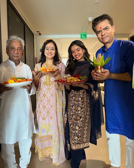 Anushka Sen housewarming photos