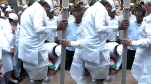 Karnataka CM Siddaramaiah, Congress worker started tying the shoes of Karnataka CM Siddaramaiah
