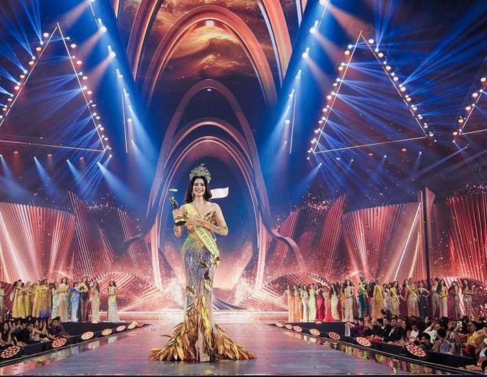 Costume round Maa Ganga Rachel Gupta