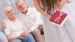 Diwali Gift Ideas: दिवाली पर मम्मी-पापा के लिए खरीद लें ये प्यारे तोहफे, खूब आएंगे काम, हर बार देखकर चेहरे पर आ जाएगी मुस्कान