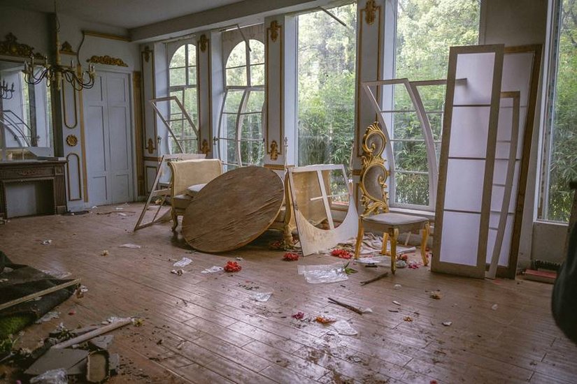 Which things should be thrown out of the house before Diwali?