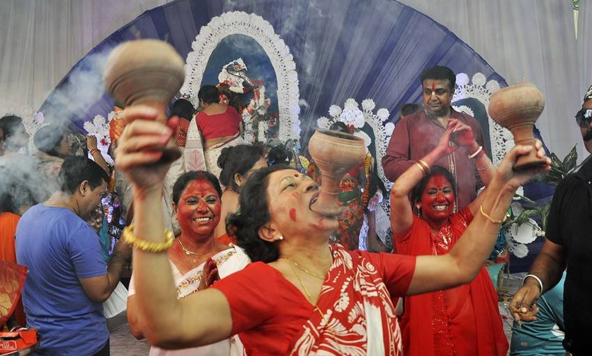 Why Durga Puja is incomplete without Dhunuchi Dance