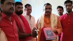 दुर्गा पूजा में तलवार बांटने वाले विधायक पर उठे सवाल तो बचाव में उतरी BJP, मोदी के मंत्री बोले- ये हमारी परंपरा का हिस्सा