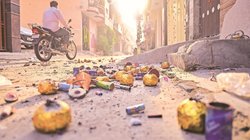 दिल्ली में देसी बमों का खतरा: पटाखों पर बैन लगा तो लोगों ने जुगाड़ से की आतिशबाजी, अपनाया यह खतरनाक तरीका