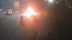 तीर की तरह आई बाइक, कार से जोरदार टक्कर के बाद कर गई ब्लास्ट, देखें सड़क हादसे का खौफनाक Video