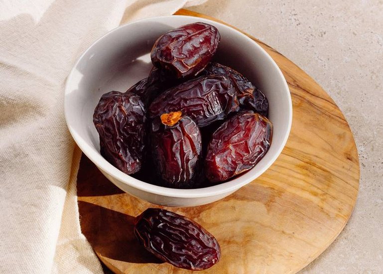 Which people should not eat dates