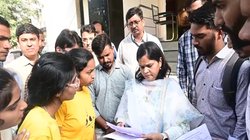 VIDEO: ‘सरकार से पूछ कर पैदा हुए थे क्या…’, सीनियर IAS ने बेरोजगार युवक से कही ये बात, मच गया बवाल