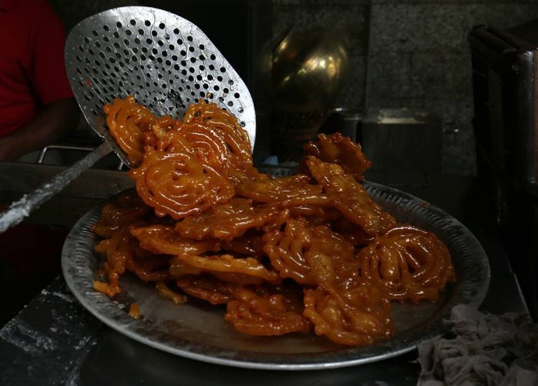 Where do people eat jalebi with fish?
