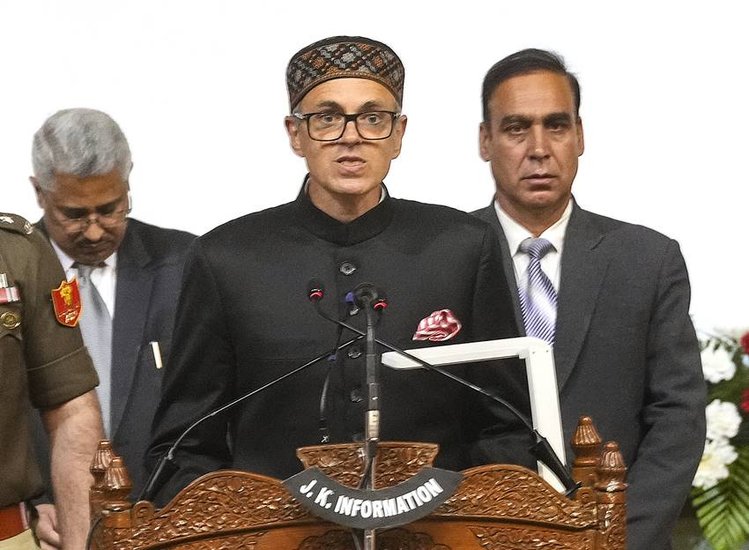 नेशनल कॉन्फ्रेंस के नेता उमर अब्दुल्ला ने जम्मू-कश्मीर के मुख्यमंत्री पद की शपथ ली है। जम्मू कश्मीर में नई सरकार के शपथ ग्रहण समारोह में कांग्रेस नेता राहुल गांधी, प्रियंका गांधी और सपा अध्यक्ष अखिलेश यादव समेत कई बड़े नेता शामिल हुए। (Photo: PTI)