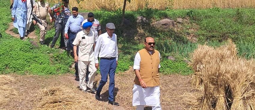 सुरिंदर कुमार चौधरी के पास एक टोयोटा फॉर्च्यूनर कार, एक हुंडई वरना और एक हीरो होंडा की स्प्लेंडर बाइक है। इनकी कीमत 47 लाख रुपये आंकी गई है। (Photo: Surinder choudhary FB Fan Page)