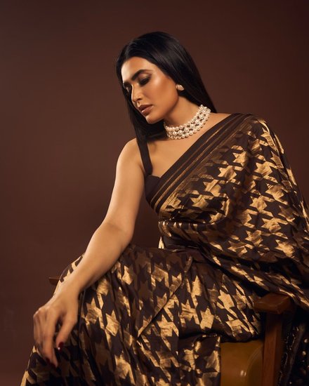 Karishma Tanna Classic saree look