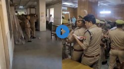 VIDEO: गाज़ियाबाद कोर्ट में सुनवाई के दौरान बवाल, वकीलों और जज में झड़प, जमकर चलीं लाठियां और कुर्सियां