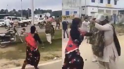 VIDEO: बलरामपुर में रणक्षेत्र में बदला थाना, पुलिसकर्मियों को दौड़ाकर पीटते दिखे लोग, इस बात से थे नाराज