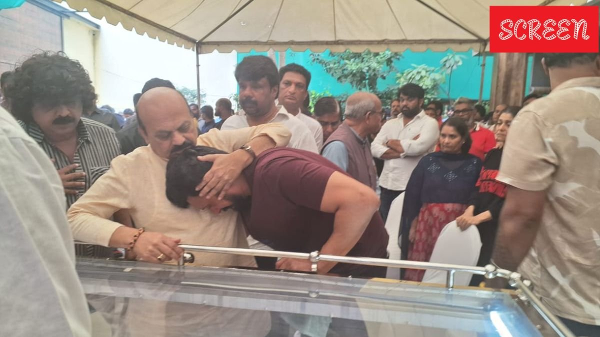 Kichcha Sudeepa, Kichcha Sudeepa Mother funeral, Actor Kichcha Sudeepa breaks down