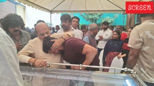 Kichcha Sudeepa, Kichcha Sudeepa Mother funeral, Actor Kichcha Sudeepa breaks down