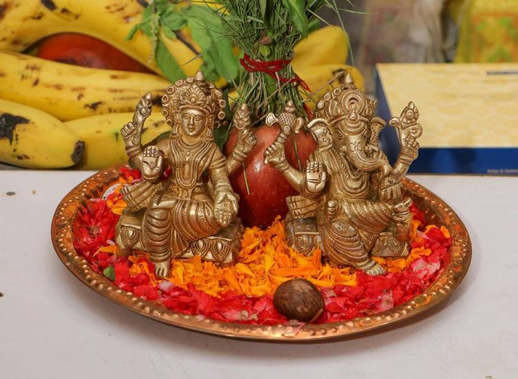 How should the idol of Lakshmi Ganesh be?