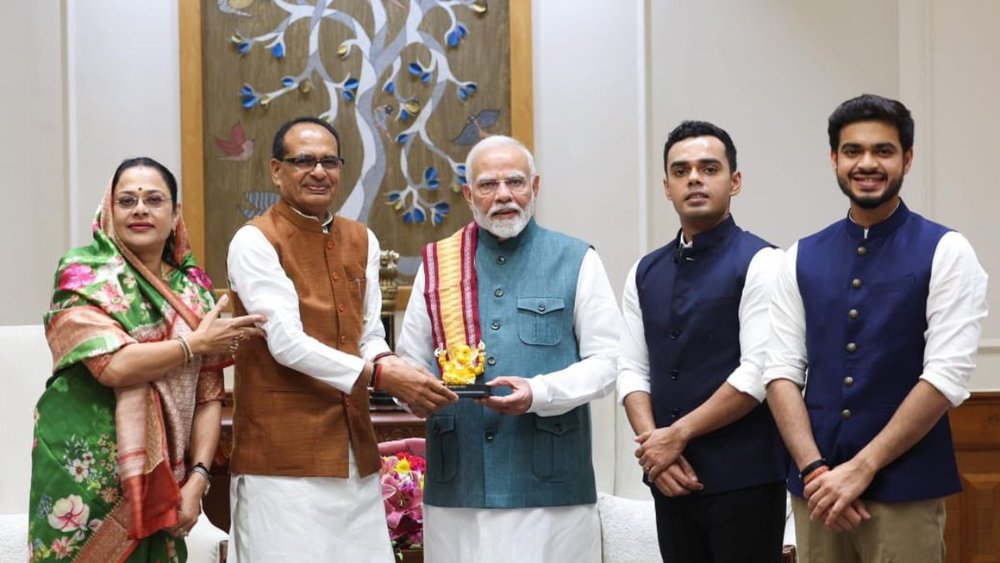 शिवराज सिंह चौहान परिवार के साथ पीएम मोदी से मुलाकात करते हुए। (फोटो सोर्स: @shivrajChouhan)