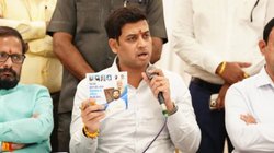 उज्जैन के महाकाल मंदिर के गर्भगृह में घुसे महाराष्ट्र CM के बेटे, सवालों के घेरे में मैनेजमेंट कमेटी; व्यवस्था प्रभारी हटाए गए