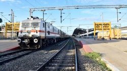 Special Trains: रेलवे ने इस रूट पर चलाई एक और स्पेशल ट्रेन, दिवाली-छठ पर घर जा रहे लोगों की मौज