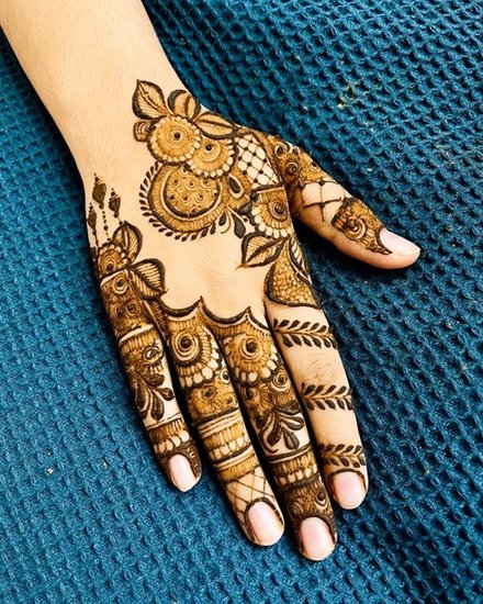 Traditional Mehndi designs for Karwa Chauth