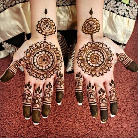 Trending Mehndi designs for Karwa Chauth 2024