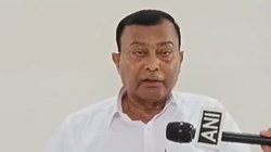 BJP झंडा लगी गाड़ी, पुलिस के आला अफसरों का घेरा, हाथरस भगदड़ कांड को लेकर न्यायिक जांच के सामने ऐसे माहौल में पहुंचे भोले बाबा