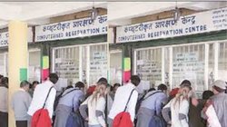 रेलवे स्टेशन पर टिकट बुक कर रही महिला क्लर्क पर शख्स ने किया हमला, बेहोश हुई कर्मचारी, सामने आई हैरान करने वाली वजह