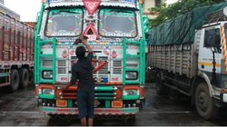 ट्रक में लदे थे चावल, एक बोरी में हलचल देख पुलिस ने किया चेक, फटी रह गईं आंखें, छिपाकर रखी थी ऐसी चीज, अंदाजा लगाना है मुश्किल